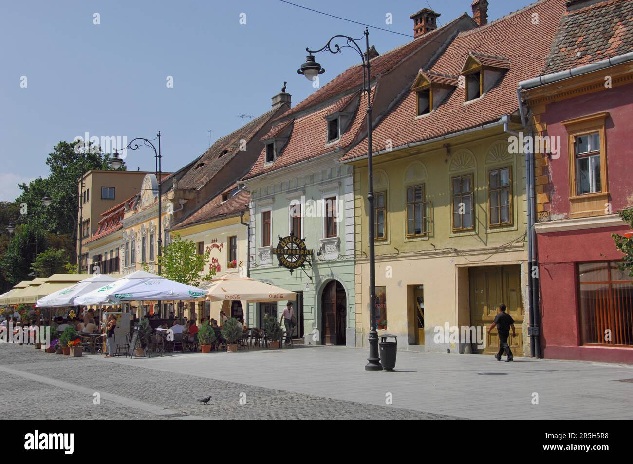 Cafés de rue sur Nicolae Balescu rue dans le centre de Sibiu en Transylvanie, Roumanie Banque D'Images