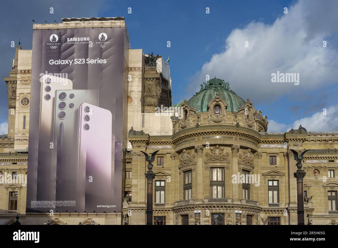 Palais Garnier et publicité pour Samsung Galaxy S23 Series à Paris, France. 25 mars 2023. Banque D'Images