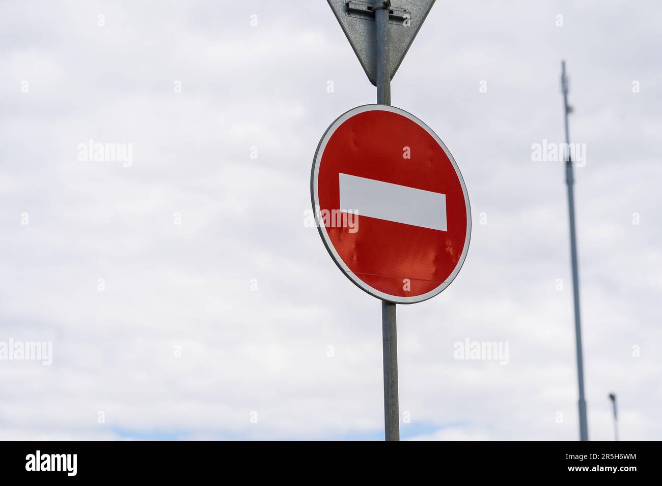Photo d'un panneau « No Entry » sur fond de ciel. Le signe se compose d'un cercle rouge avec un rectangle blanc horizontal au centre. Banque D'Images