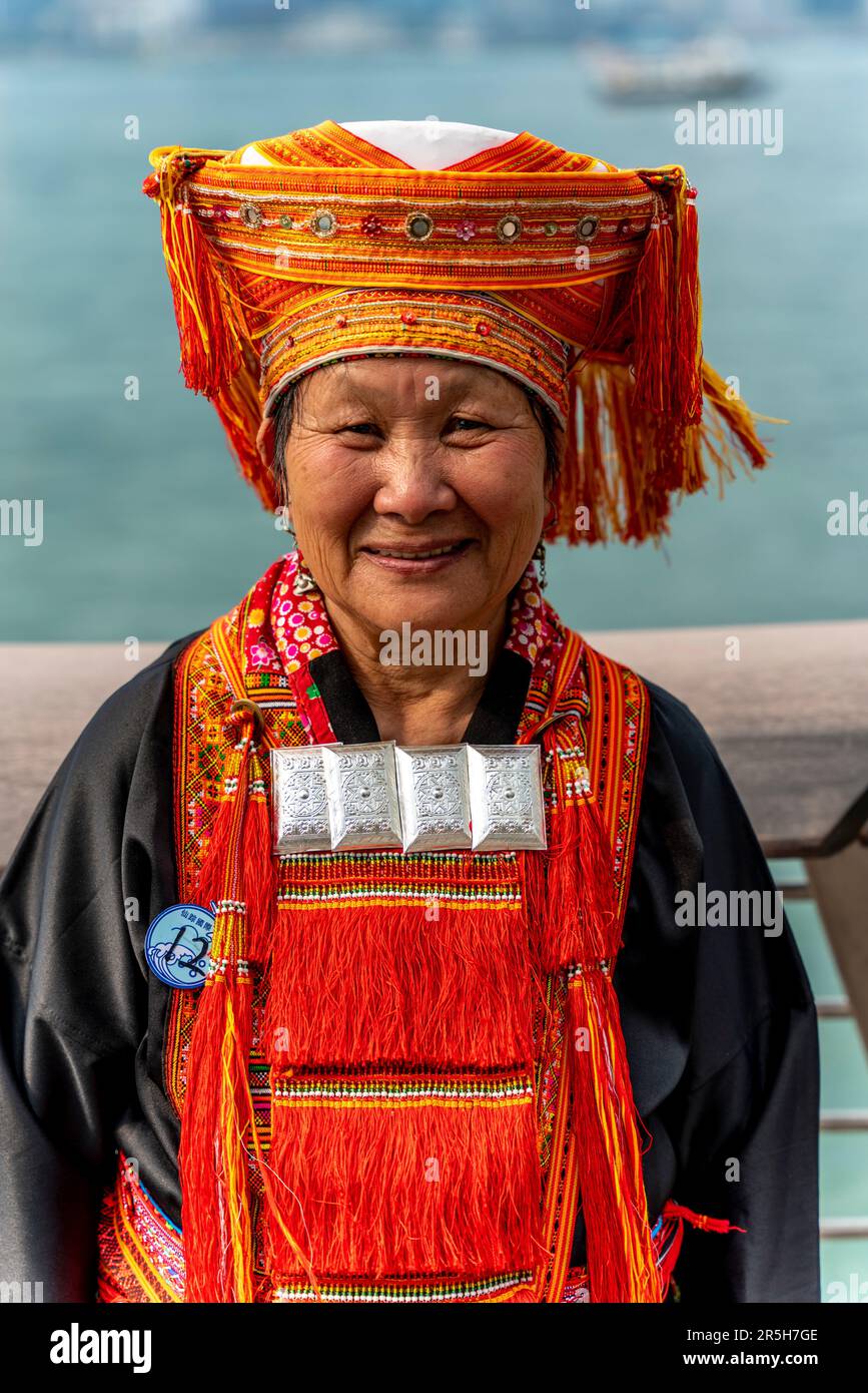 Un visiteur domestique chinois en costume traditionnel pose pour une photo sur l'avenue des étoiles, Hong Kong, Chine. Banque D'Images