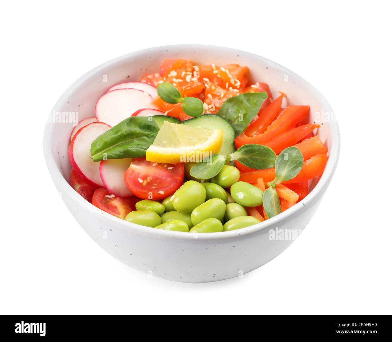 Poke Bowl avec du saumon, des haricots édamames et des légumes isolés sur du blanc Banque D'Images