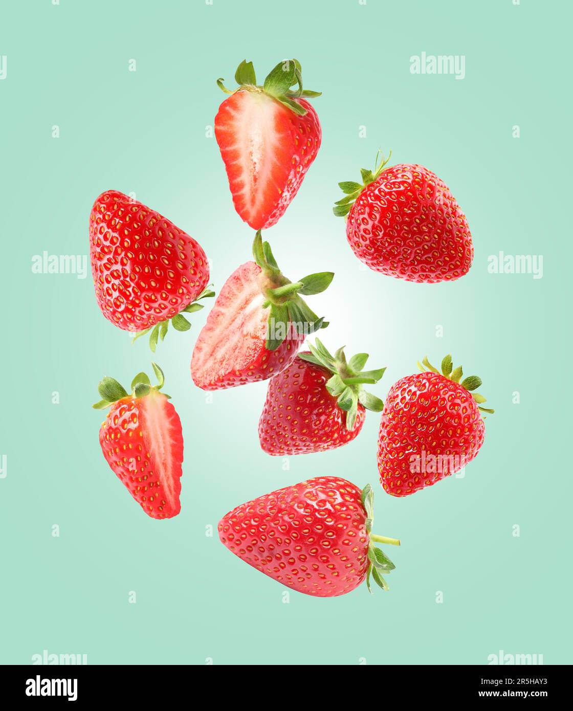 De délicieuses fraises sucrées sur fond turquoise pâle Banque D'Images