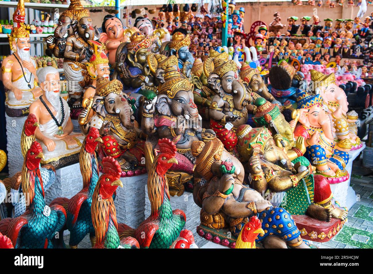 Statues colorées hindoues et bouddhistes du dieu éléphant Ganesha, coqs et saints hommes à vendre dans un magasin à LOM Sak, Phetchabun, Thaïlande Banque D'Images