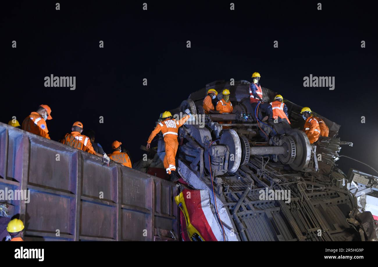 Odisha, Inde. 03rd juin 2023. (230604) -- BALASORE, 4 juin 2023 (Xinhua) -- les sauveteurs travaillent sur le site d'une collision de train dans le district de Balastore, dans l'est de l'État indien d'Odisha 3 juin 2023. Le nombre de morts suite à la collision de deux trains de voyageurs dans l'État indien d'Odisha est passé à 288, et 803 autres auraient été blessés samedi, ont déclaré les autorités. Credit: Xinhua/Alay Live News Banque D'Images