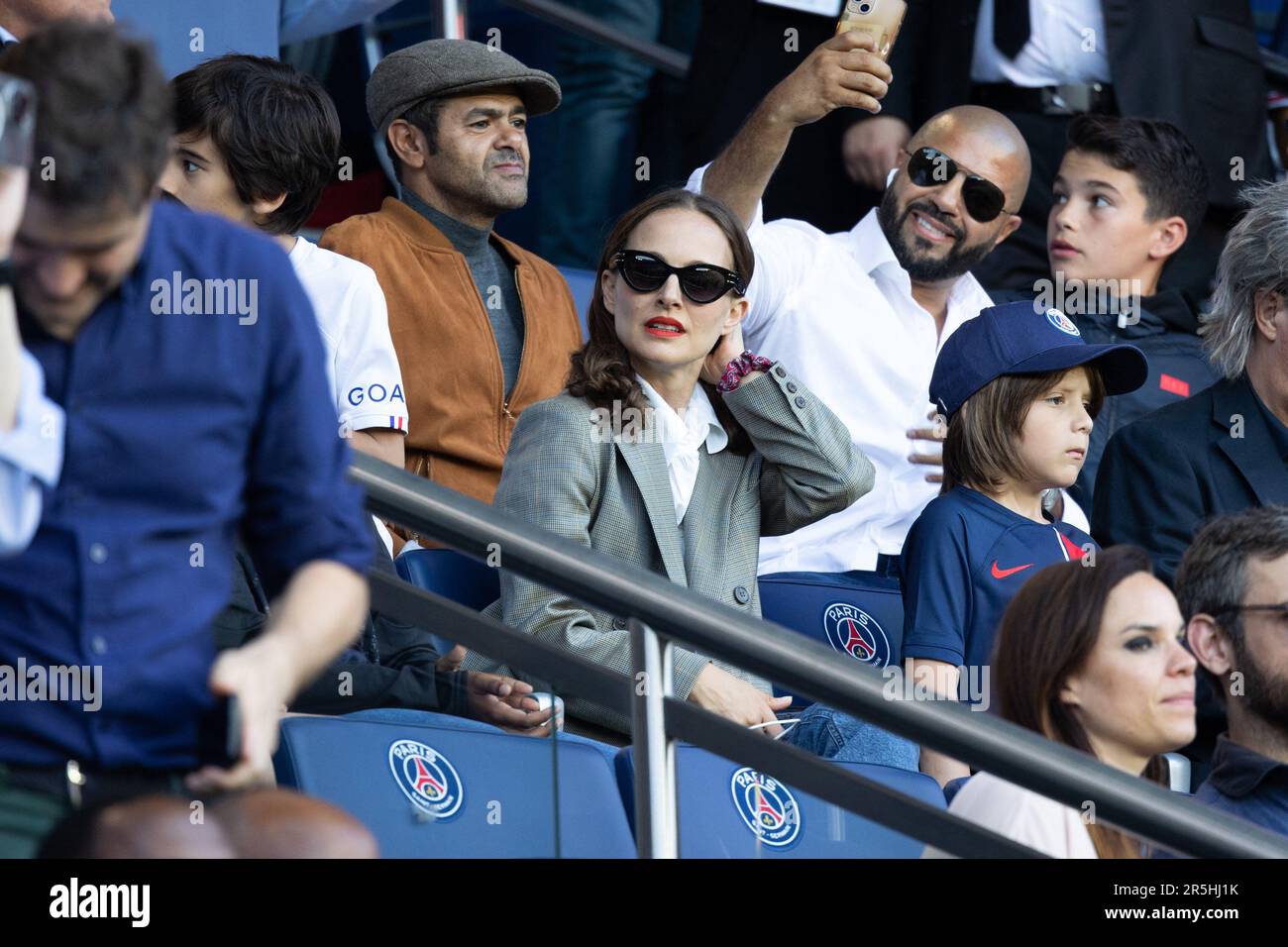 Paris, France. 03rd juin 2023. L'actrice Natalie Portman, humoriste et comédienne française Jamel Debbouze participe au match de football français L1 entre Paris Saint-Germain (PSG) et Clermont foot 63 au stade du Parc des Princes à Paris sur 3 juin 2023. Photo de Raphael Lafargue/ABACAPRESS.COM crédit: Abaca Press/Alay Live News Banque D'Images