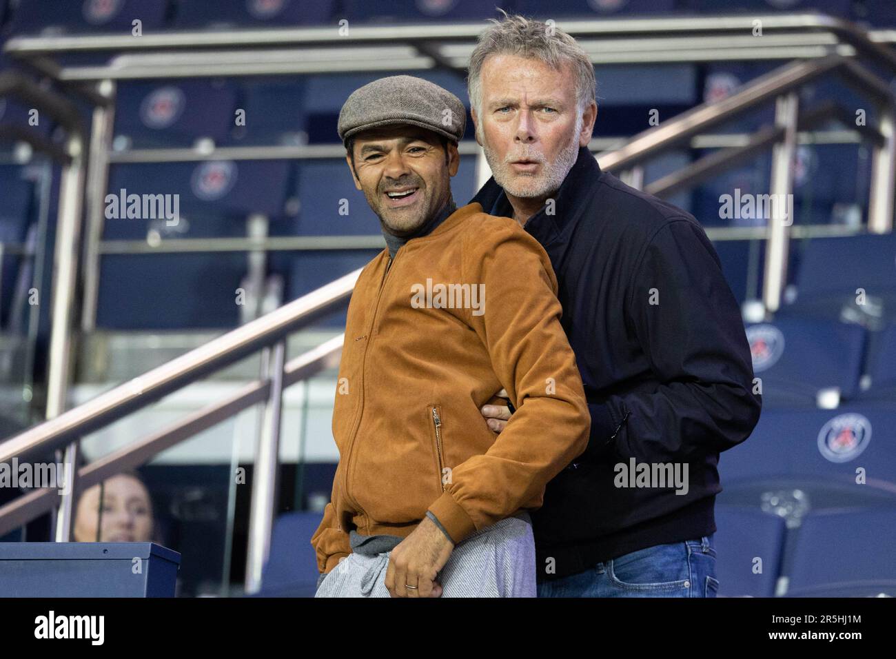 Paris, France. 04th juin 2023. L'humoriste et acteur français Jamel Debbouze et l'humoriste français Franck Dubosc participent au match de football français L1 entre Paris Saint-Germain (PSG) et Clermont foot 63 au stade du Parc des Princes à Paris sur 3 juin 2023. Photo de Raphael Lafargue/ABACAPRESS.COM crédit: Abaca Press/Alay Live News Banque D'Images