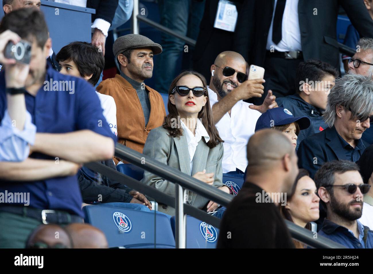 Paris, France. 03rd juin 2023. L'actrice Natalie Portman, humoriste et comédienne française Jamel Debbouze participe au match de football français L1 entre Paris Saint-Germain (PSG) et Clermont foot 63 au stade du Parc des Princes à Paris sur 3 juin 2023. Photo de Raphael Lafargue/ABACAPRESS.COM crédit: Abaca Press/Alay Live News Banque D'Images