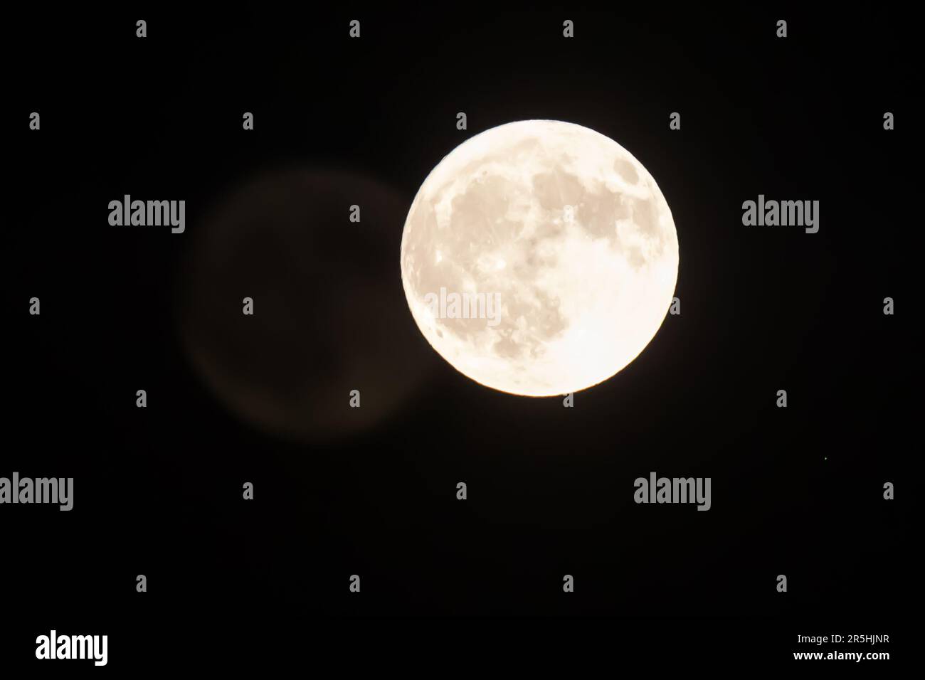 Londres, Royaume-Uni. 03rd juin 2023. Une pleine lune également connue sous le nom de la Strawberry Moon de juin s'élève au-dessus de Twickenham. Crédit : SOPA Images Limited/Alamy Live News Banque D'Images