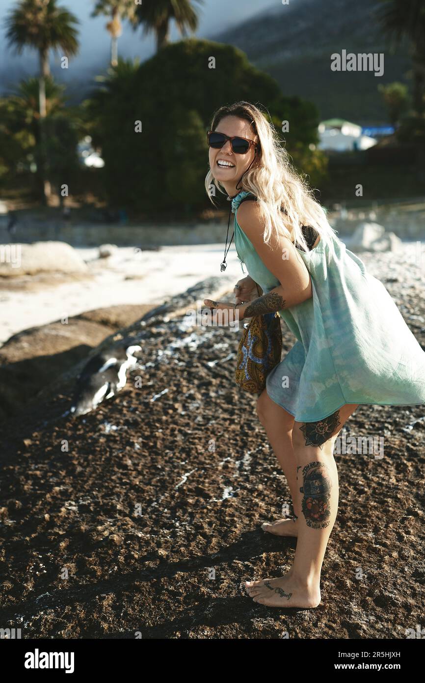 C'est la journée de plage parfaite. Portrait en longueur d'une jeune femme attrayante debout sur la plage seule pendant une journée à l'extérieur. Banque D'Images