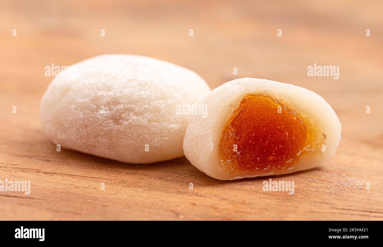 Boulettes de riz blanc tendre Mochi avec remplissage de fruits Lychee Banque D'Images