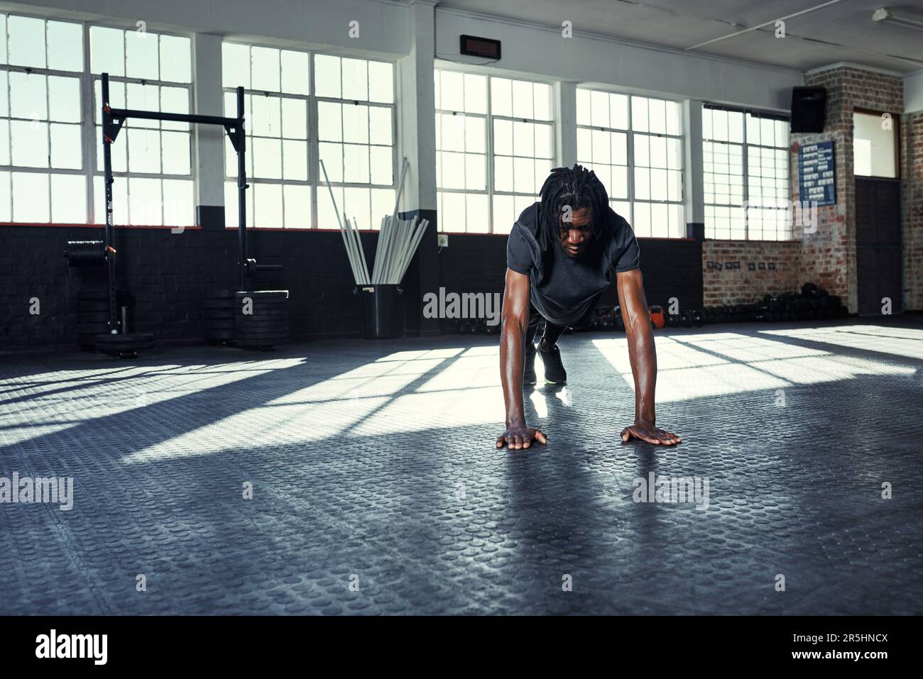 Le corps réalise ce que l'esprit croit. un jeune homme qui fait des pompes dans une salle de gym. Banque D'Images