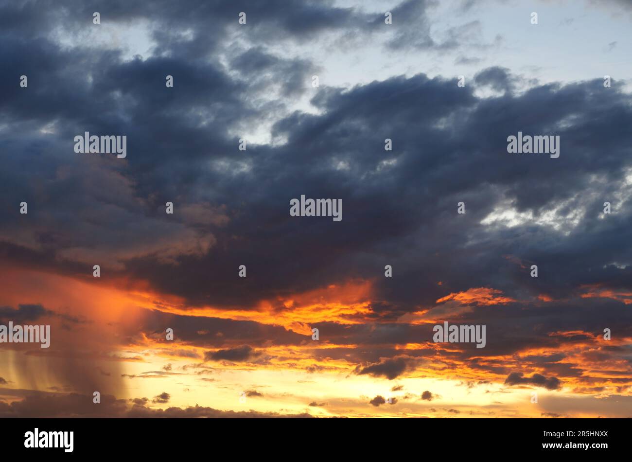 Nuage et ciel bleu à l'heure magique au coucher du soleil, l'horizon a commencé à devenir orange avec des nuages violets la nuit, spectaculaire zone de paysage nuageux avec chute de pluie Banque D'Images