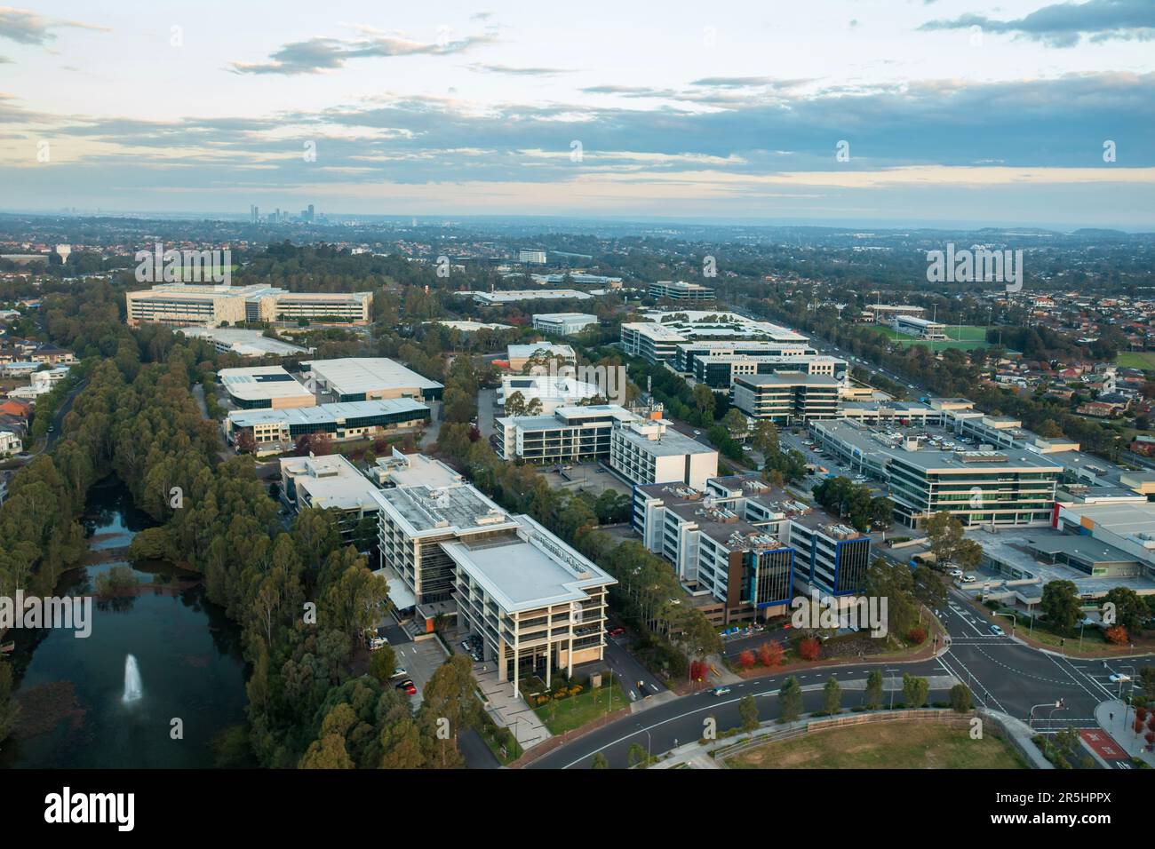 Dernier feu au-dessus des blocs de bureaux sur Lexington Drive et l'extrémité ouest du Norwest Buiness Park à la périphérie de Sydney, en Australie. Banque D'Images