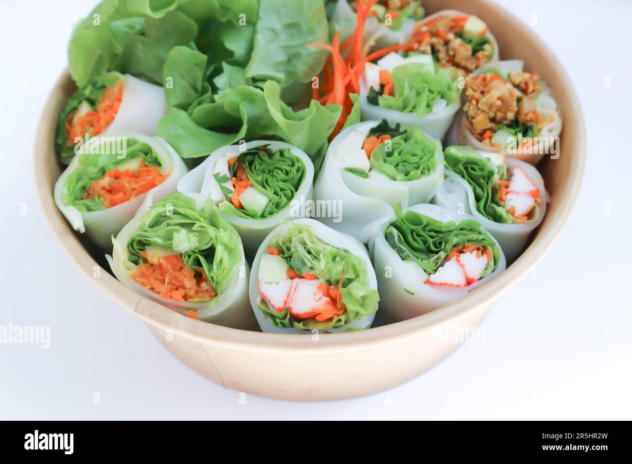 Rouleaux de légumes ou de nouilles ou rouleaux de riz ou rouleaux vietnamiens dans la boîte Banque D'Images