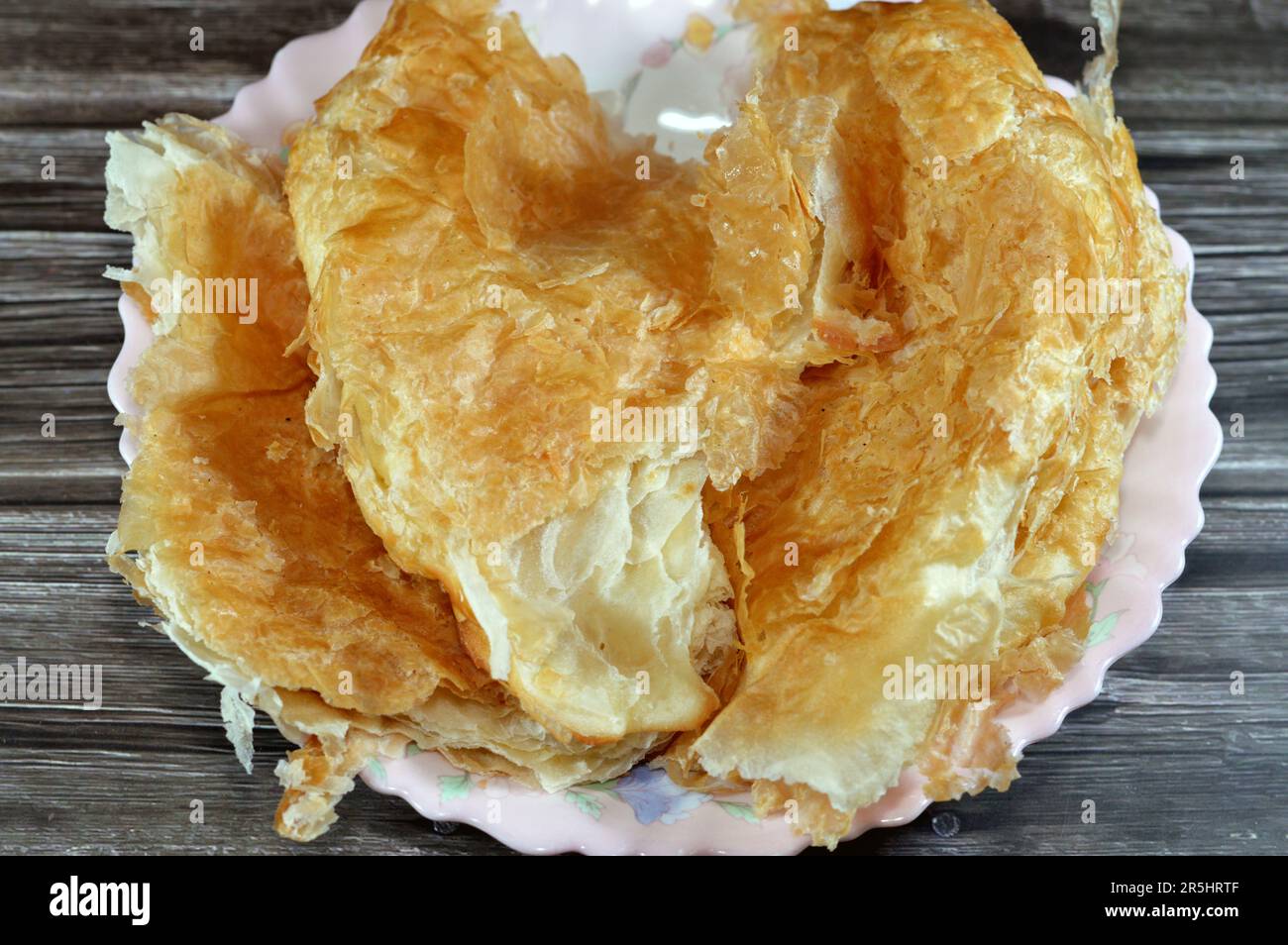 Meshaltet de feteer égyptien, couches sur des couches de pâte à pâtisserie avec des charges de ghee ou de beurre entre les deux, une des célèbres recettes de pâtisserie égyptienne, un fl Banque D'Images