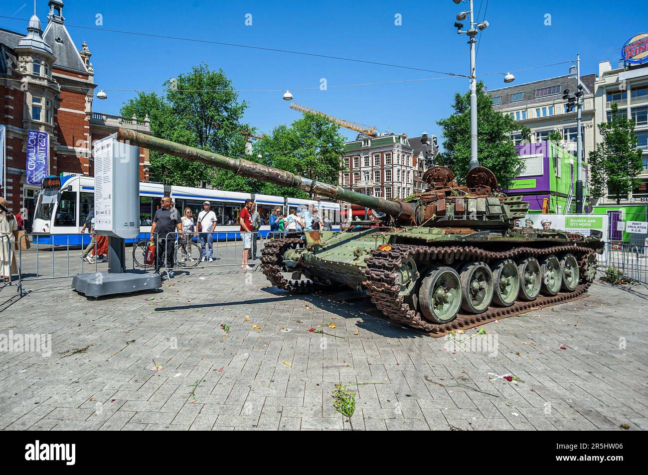 Une exposition de chars russes solitaire, montrant les cicatrices de la guerre vues pendant le Forum sur la culture européenne et tenu les 31 mai - 4 juin 2023, symbolisant la fragilité et la résilience de la démocratie. Récemment, ce char russe est apparu dans le centre d'Amsterdam. Les organisateurs du groupe d'action voulaient rappeler aux gens la fragilité de la démocratie. Au cours des derniers jours, le char a attiré l'attention des groupes pro-russes et des pacifistes, qui ont apporté des fleurs et les ont placées sur et autour de l'exposition. Le groupe féministe de résistance anti-guerre a dit: «Nous voulons rappeler que ce réservoir est l'arme utilisée à Banque D'Images