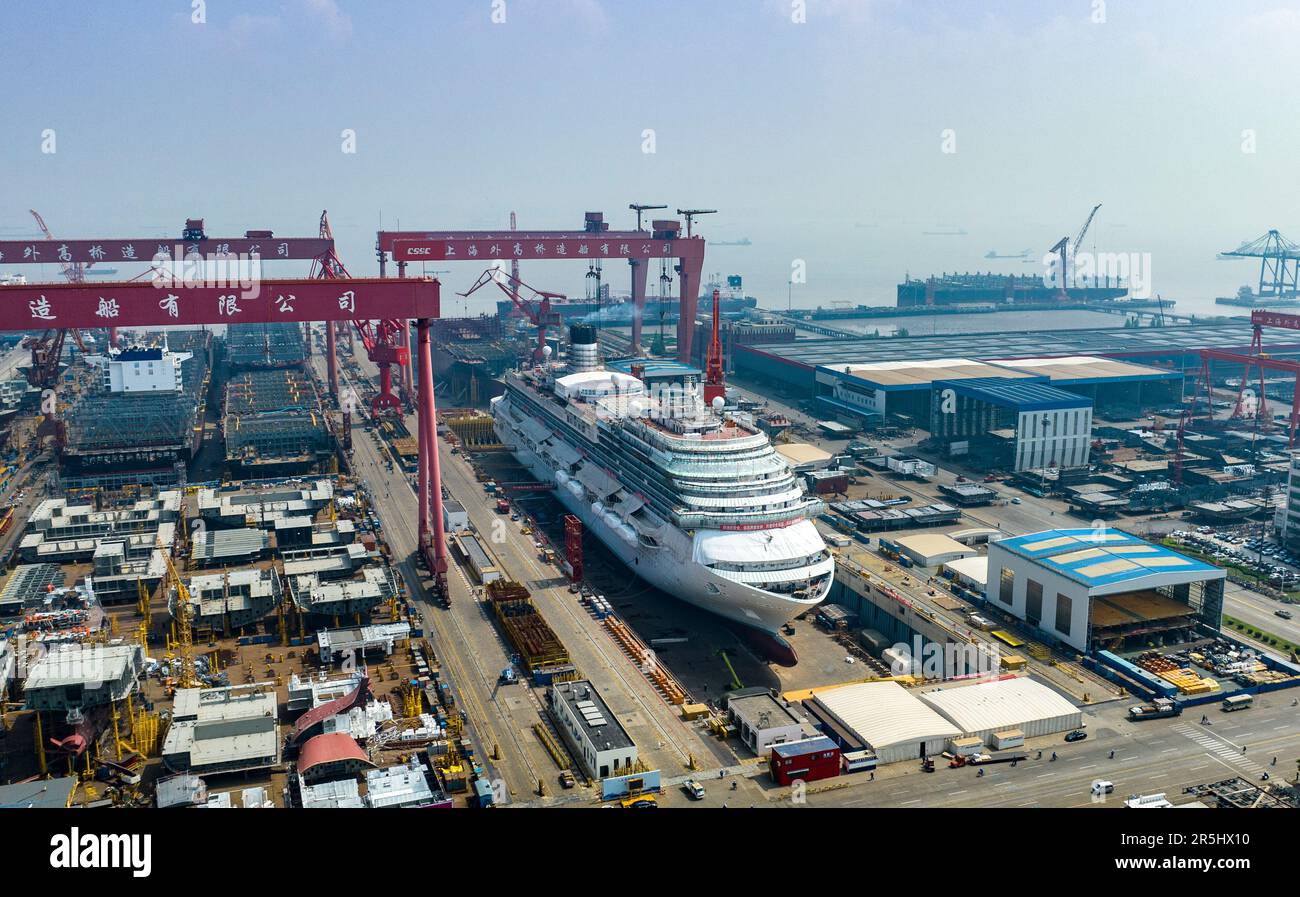 SHANGHAI, CHINE - le 26 AVRIL 2023 - Une vue générale montre la ville magique d'Adora, le premier grand paquebot de croisière construit en Chine, qui est dans les dernières étapes de construction, à Shanghai, Chine, 26 avril 2023. Comme prévu, la ville magique d'Adora commencera officiellement son opération d'amarrage de six jours sur 1 juin 2023. Au cours de cette période, la dynamique de position du navire de croisière sera contrôlée par le tracteur de rivage, et trois essais clés seront effectués, y compris un essai d'inclinaison, un essai de chasse au ras, un essai de découplage du bateau de sauvetage et un essai de croisière pour vérifier le poids et le centre de gravité de l'ensemble du navire Banque D'Images