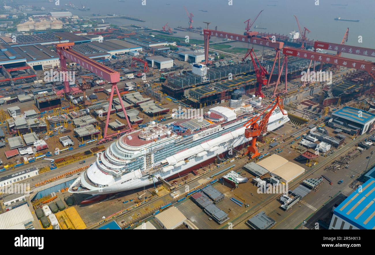 SHANGHAI, CHINE - le 26 AVRIL 2023 - Une vue générale montre la ville magique d'Adora, le premier grand paquebot de croisière construit en Chine, qui est dans les dernières étapes de construction, à Shanghai, Chine, 26 avril 2023. Comme prévu, la ville magique d'Adora commencera officiellement son opération d'amarrage de six jours sur 1 juin 2023. Au cours de cette période, la dynamique de position du navire de croisière sera contrôlée par le tracteur de rivage, et trois essais clés seront effectués, y compris un essai d'inclinaison, un essai de chasse au ras, un essai de découplage du bateau de sauvetage et un essai de croisière pour vérifier le poids et le centre de gravité de l'ensemble du navire Banque D'Images