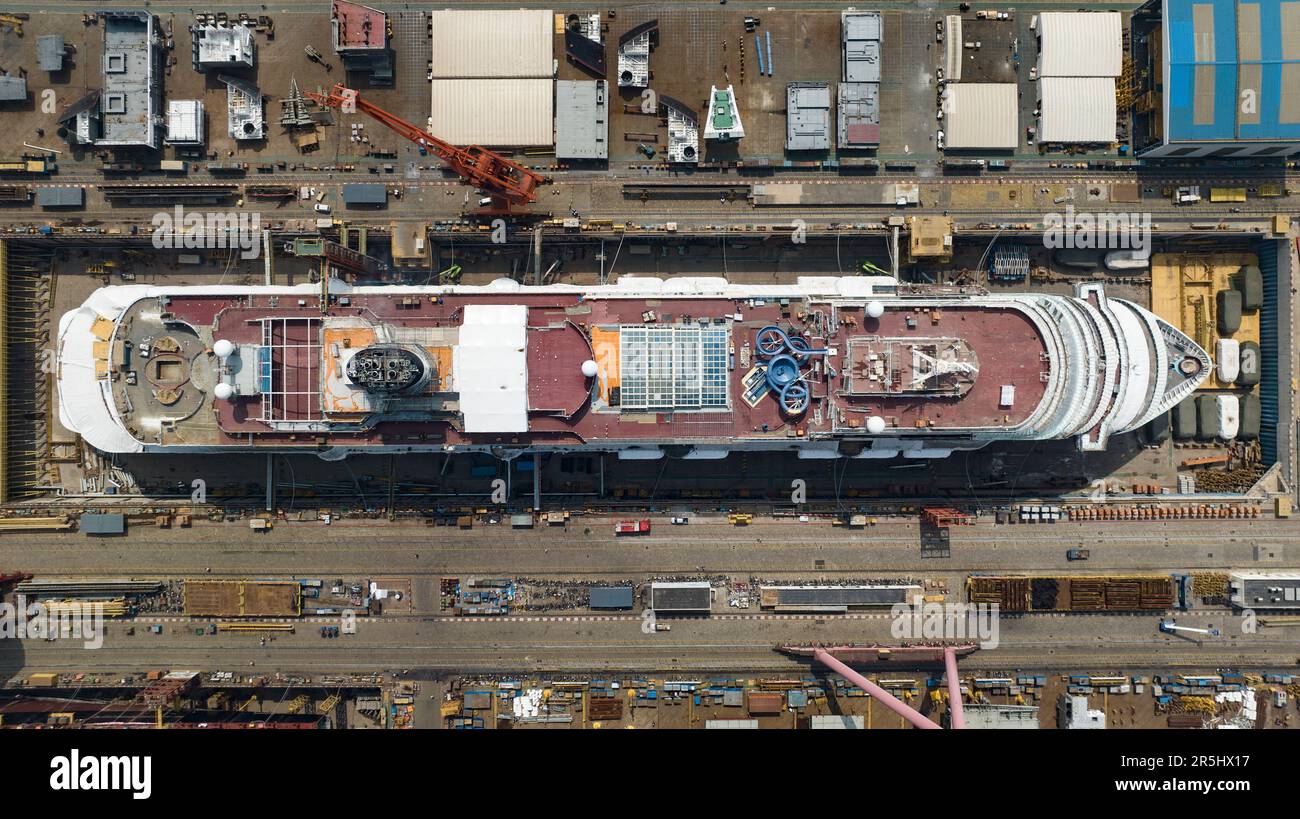 SHANGHAI, CHINE - le 26 AVRIL 2023 - Une vue générale montre la ville magique d'Adora, le premier grand paquebot de croisière construit en Chine, qui est dans les dernières étapes de construction, à Shanghai, Chine, 26 avril 2023. Comme prévu, la ville magique d'Adora commencera officiellement son opération d'amarrage de six jours sur 1 juin 2023. Au cours de cette période, la dynamique de position du navire de croisière sera contrôlée par le tracteur de rivage, et trois essais clés seront effectués, y compris un essai d'inclinaison, un essai de chasse au ras, un essai de découplage du bateau de sauvetage et un essai de croisière pour vérifier le poids et le centre de gravité de l'ensemble du navire Banque D'Images