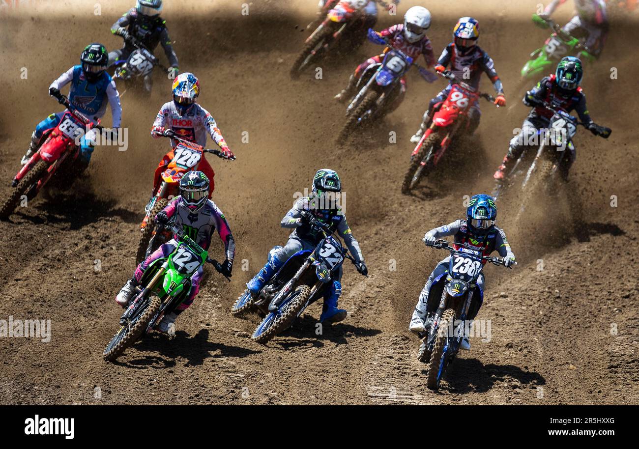 Sacramento, Californie, États-Unis. 03 juin 2023 Sacramento, Californie É.-U. Jett Reynolds(124) Justin Cooper(32) et Haiden Deegan(238) se battent pour le coup de trou pendant la course de motocross de l'AMA Pro Hangtown Classic 250 chaleur # 1 à Hangtown Sacramento, CA Thurman James/CSM crédit: CAL Sport Media/Alay Live News Banque D'Images