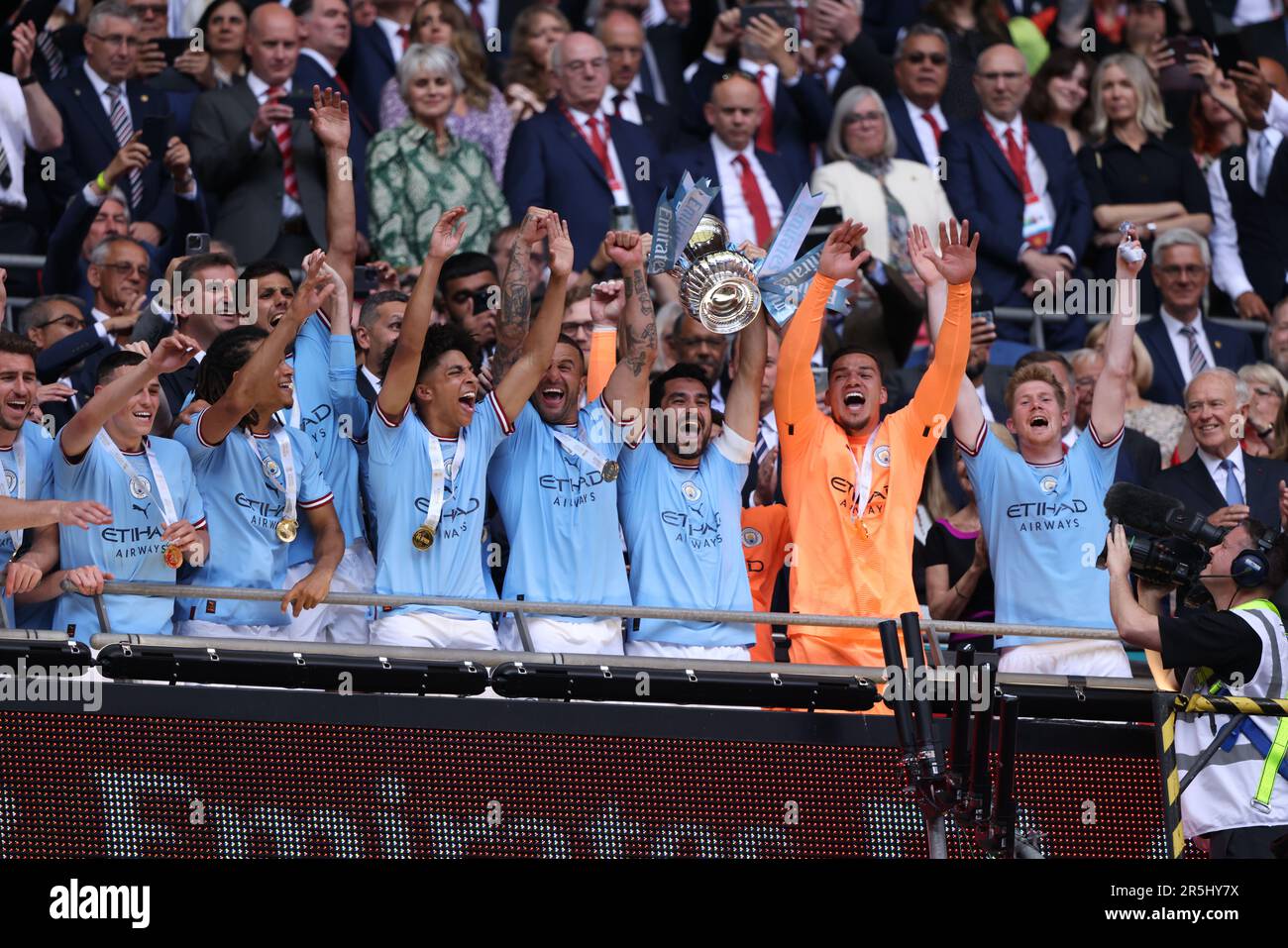 Londres, Royaume-Uni. 03rd juin 2023. Ilkay Gundogan (MC) lève la FA Cup lors du match final de Manchester City et Manchester United de la Emirates FA Cup au stade Wembley, Londres, Royaume-Uni, le 3rd juin 2023. Crédit : Paul Marriott/Alay Live News Banque D'Images