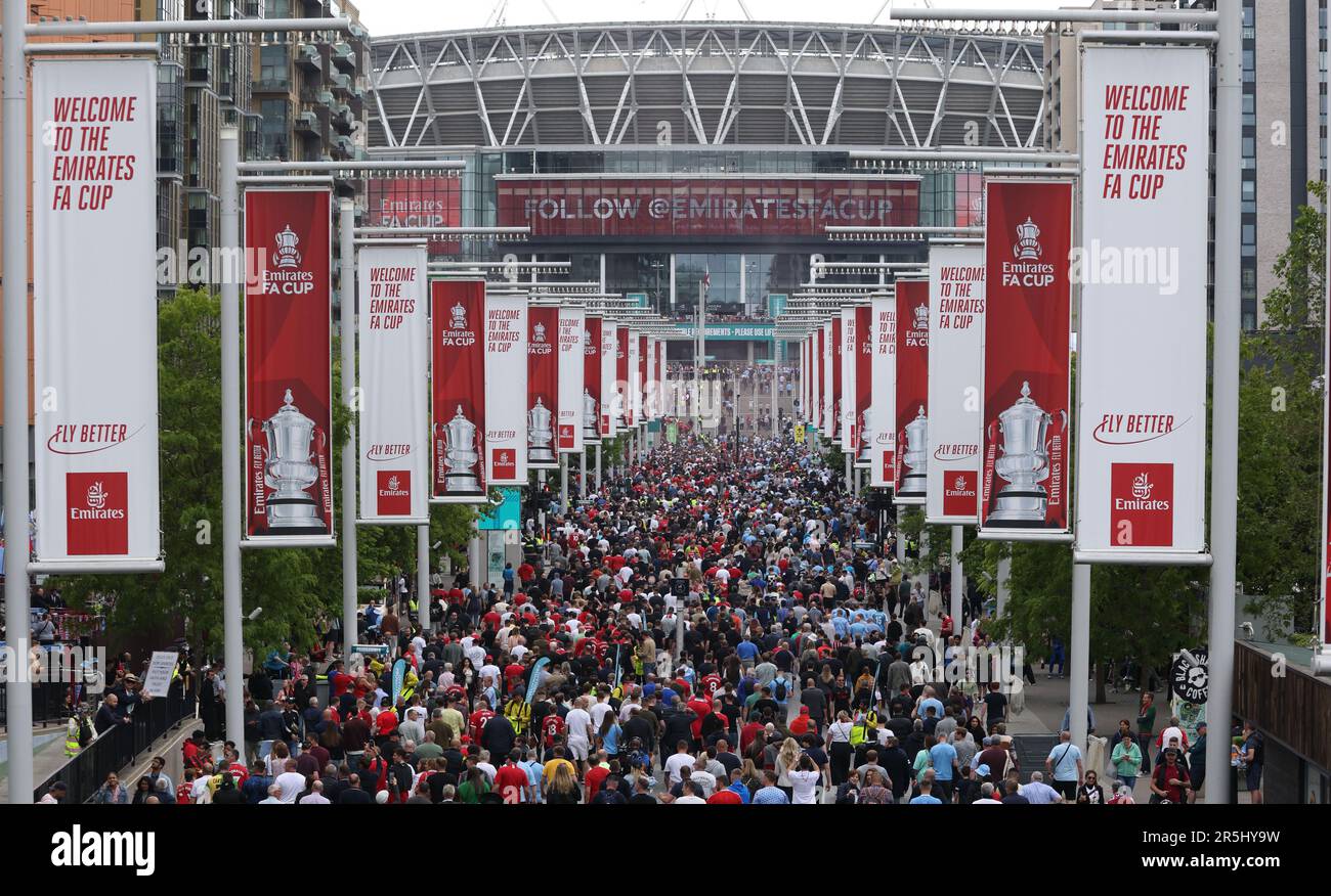 Londres, Royaume-Uni. 03rd juin 2023. Les fans remplissent Wembley Way au match final de la coupe Emirates FA Manchester City et Manchester United au stade Wembley, Londres, Royaume-Uni, le 3rd juin 2023. Crédit : Paul Marriott/Alay Live News Banque D'Images