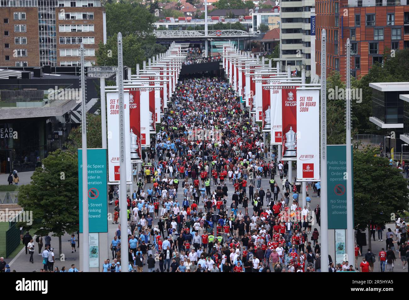 Londres, Royaume-Uni. 03rd juin 2023. Les fans remplissent Wembley Way au match final de la coupe Emirates FA Manchester City et Manchester United au stade Wembley, Londres, Royaume-Uni, le 3rd juin 2023. Crédit : Paul Marriott/Alay Live News Banque D'Images