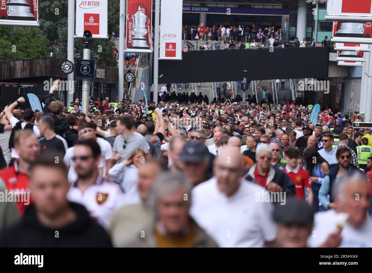 Londres, Royaume-Uni. 03rd juin 2023. Fans sur Wembley Way à la finale de la coupe Emirates FA Manchester City / Manchester United au stade Wembley, Londres, Royaume-Uni, le 3rd juin 2023. Crédit : Paul Marriott/Alay Live News Banque D'Images