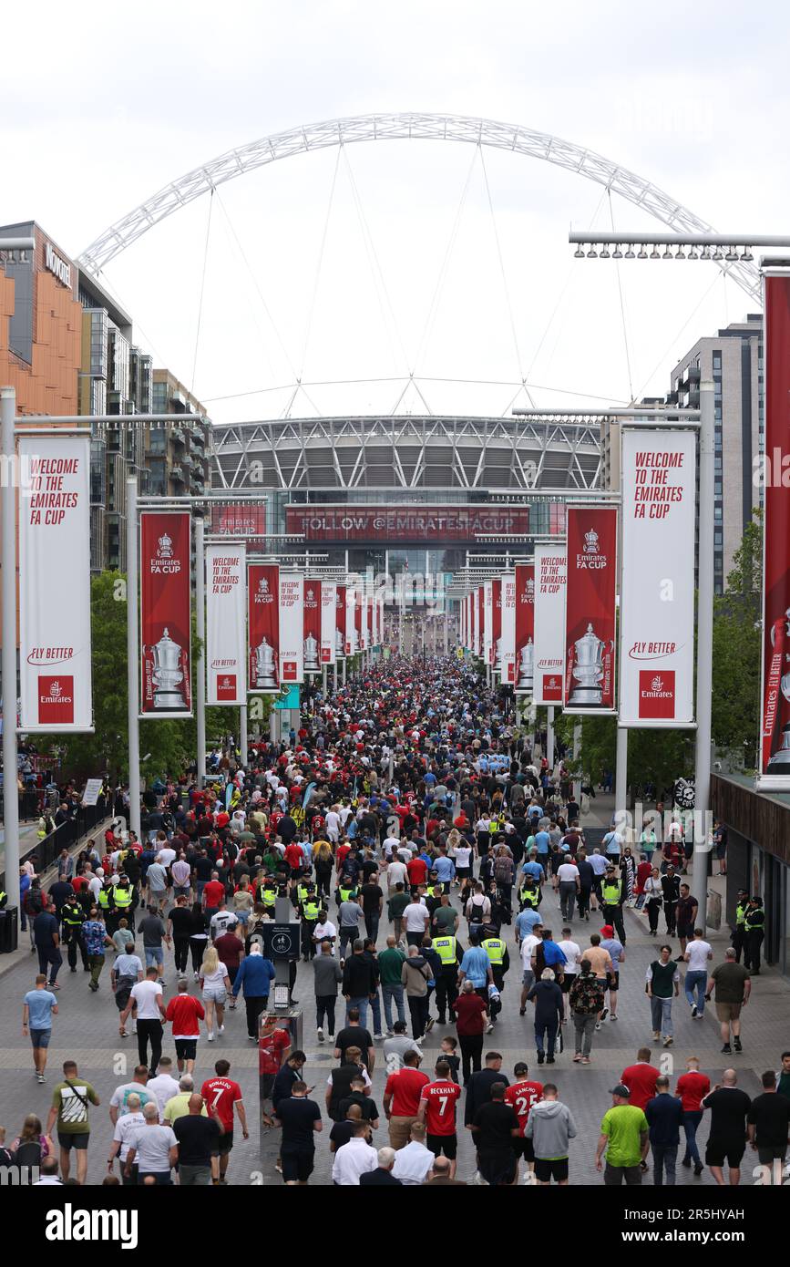 Londres, Royaume-Uni. 03rd juin 2023. Les fans remplissent Wembley Way au match final de la coupe Emirates FA Manchester City et Manchester United au stade Wembley, Londres, Royaume-Uni, le 3rd juin 2023. Crédit : Paul Marriott/Alay Live News Banque D'Images
