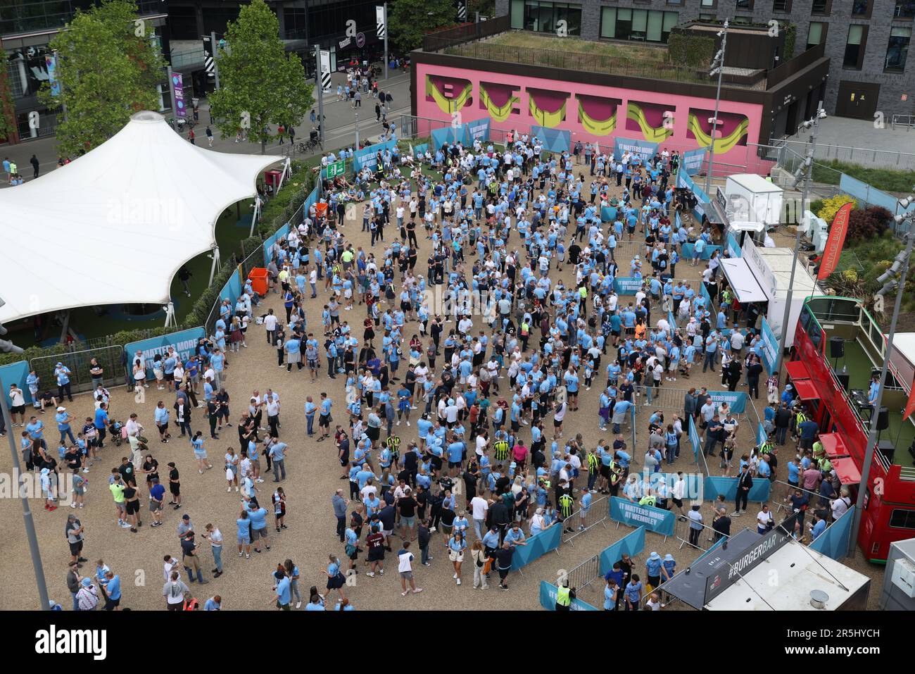 Londres, Royaume-Uni. 03rd juin 2023. Les fans de la ville se réunissent avant le match final de la coupe Emirates FA Manchester City et Manchester United au stade Wembley, Londres, Royaume-Uni, le 3rd juin 2023. Crédit : Paul Marriott/Alay Live News Banque D'Images