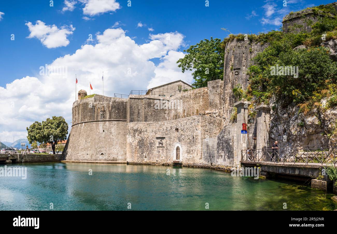 La porte Gurdic, l'une des trois entrées de la vieille ville de Kotor photographiée sous un ciel bleu en mai 2023. Banque D'Images