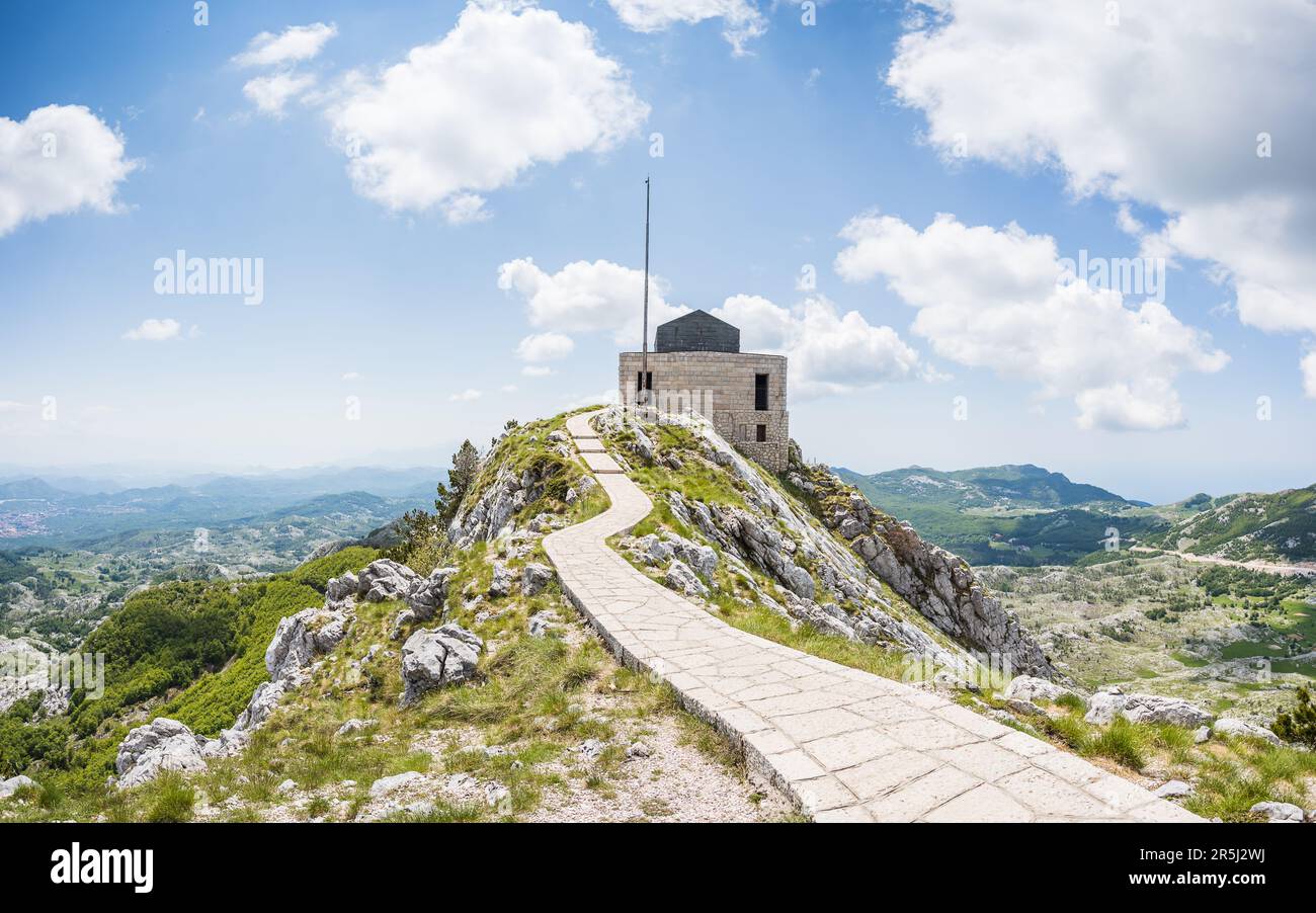 Chemin de retour au mausolée de Petar II Petrovic-Njegos photographié depuis le point d'observation sur le Mont Lovcen au Monténégro en mai 2023. Banque D'Images