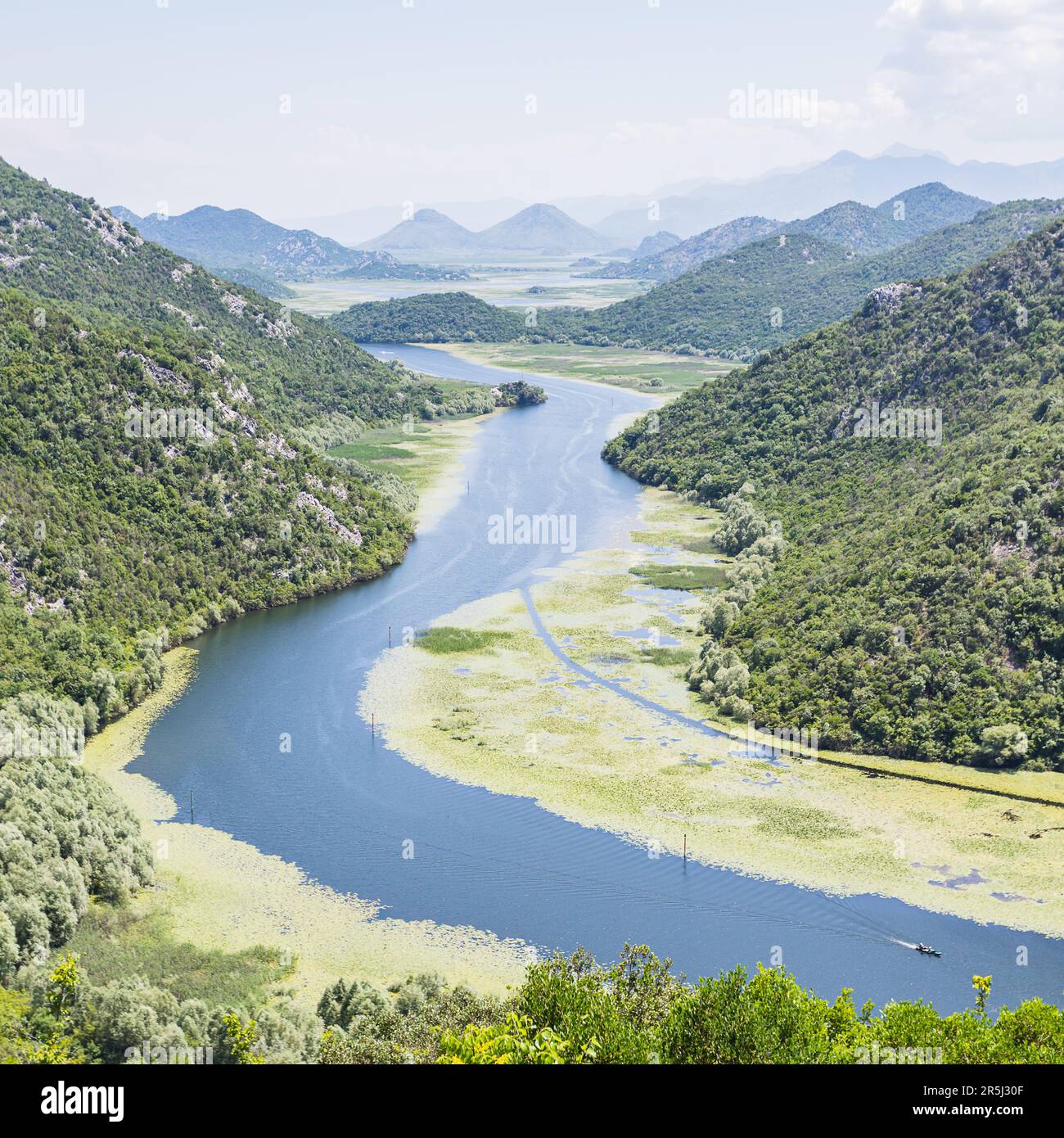 La rivière sinueuse Crnojevica photographiée au point de vue de Pavlova  Strana, face au lac Skadar au Monténégro en mai 2023 Photo Stock - Alamy