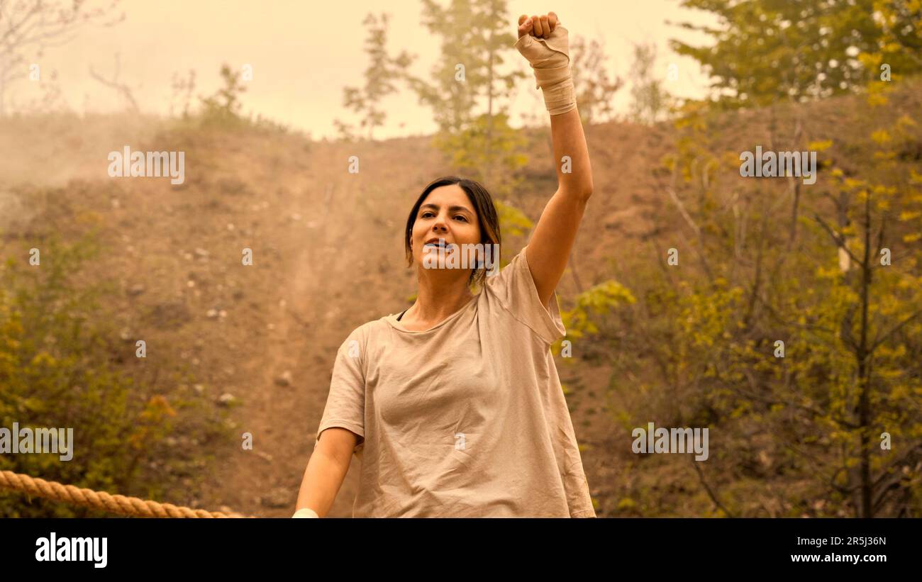 MONICA BARBARO dans FUBAR (2023), dirigée par PHIL ABRAHAM. Crédit: Skydance Television / Album Banque D'Images