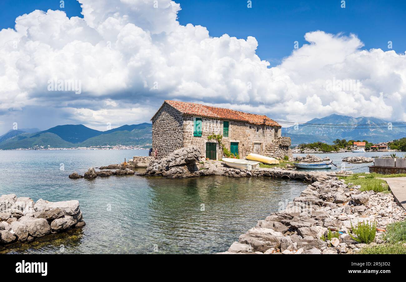 Un panorama à plusieurs images de la maison colorée de Fishermans à Bjelila sur la côte monténégrine en mai 2023. Banque D'Images