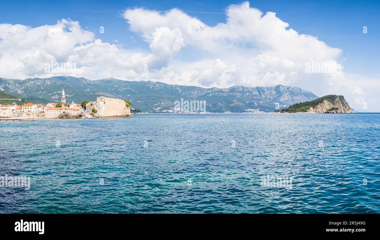 Un panorama à plusieurs images de la vieille ville de Budva et de l'île de Sveti Nikola vu en mai 2023 sur la côte du Monténégro. Banque D'Images