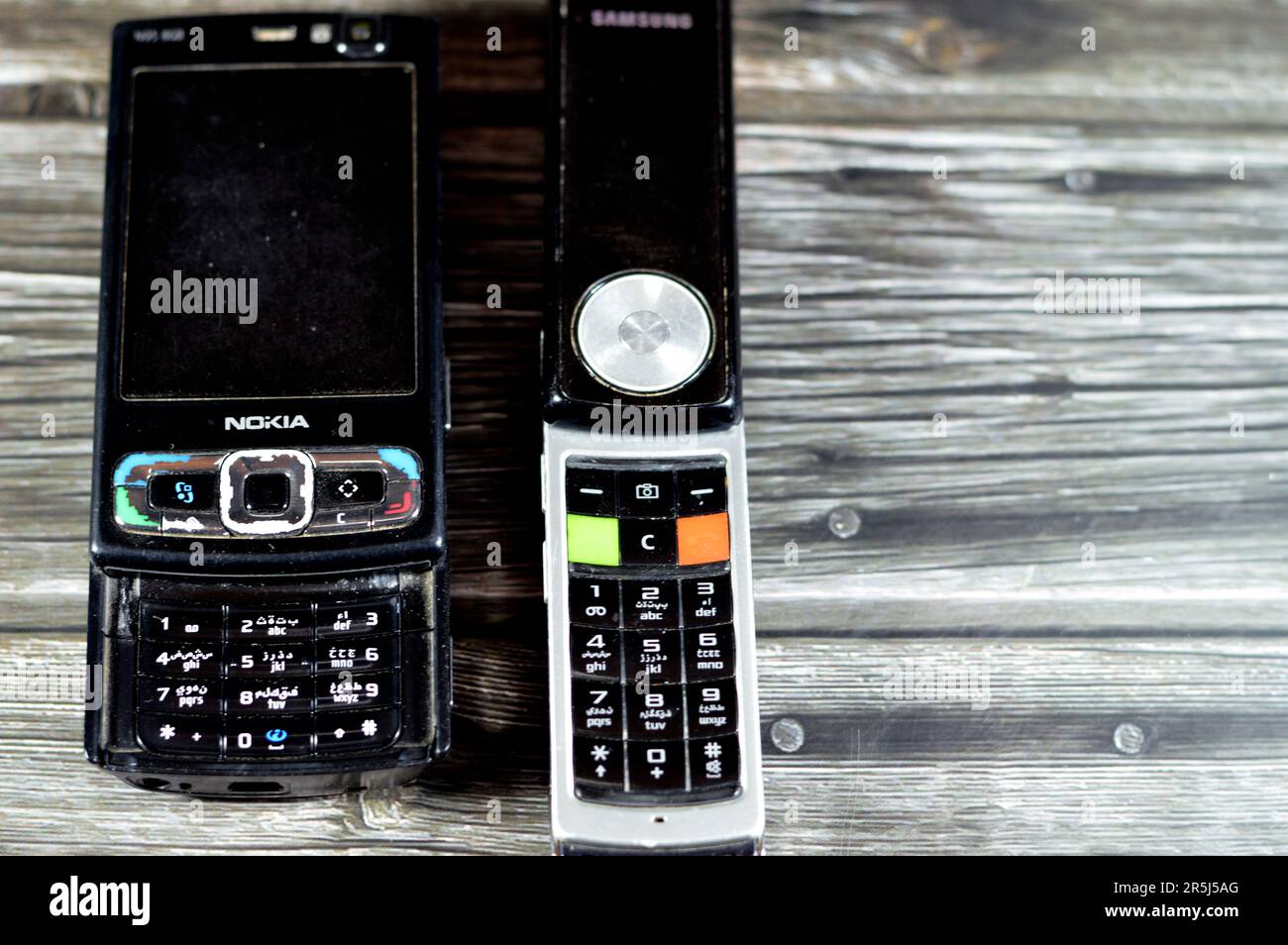 Le Caire, l'Egypte, 26 mai 2023: Ancien mobile mobile mobile Samsung rotatif avec clavier et boutons qui pivote à 180 degrés, Samsung et ancien glissant non Banque D'Images