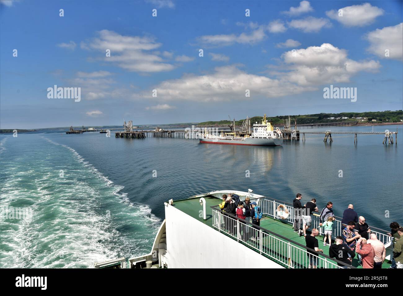 Irish Ferries nouveau ferry de croisière sur la mer d'Irlande MS OSCAR WILDE photographié au port de Rosslare et après avoir traversé le quai de la mer d'Irlande à Pembroke Dock Banque D'Images