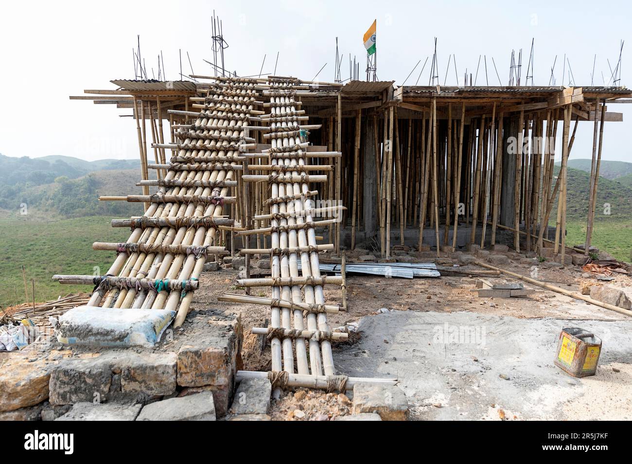 Construction de bâtiments utilisant des supports d'échafaudage en bambou, Cherrapunjee, Meghalaya, Inde Banque D'Images