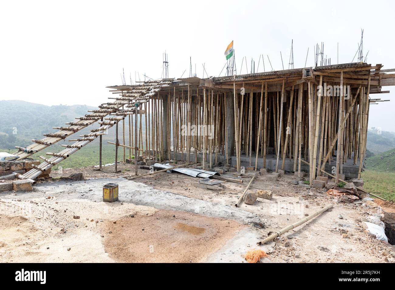 Construction de bâtiments utilisant des supports d'échafaudage en bambou, Cherrapunjee, Meghalaya, Inde Banque D'Images