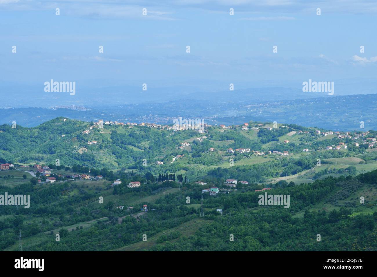 Vue sur la campagne caractéristique de la province d'Avellino, Italie. Banque D'Images