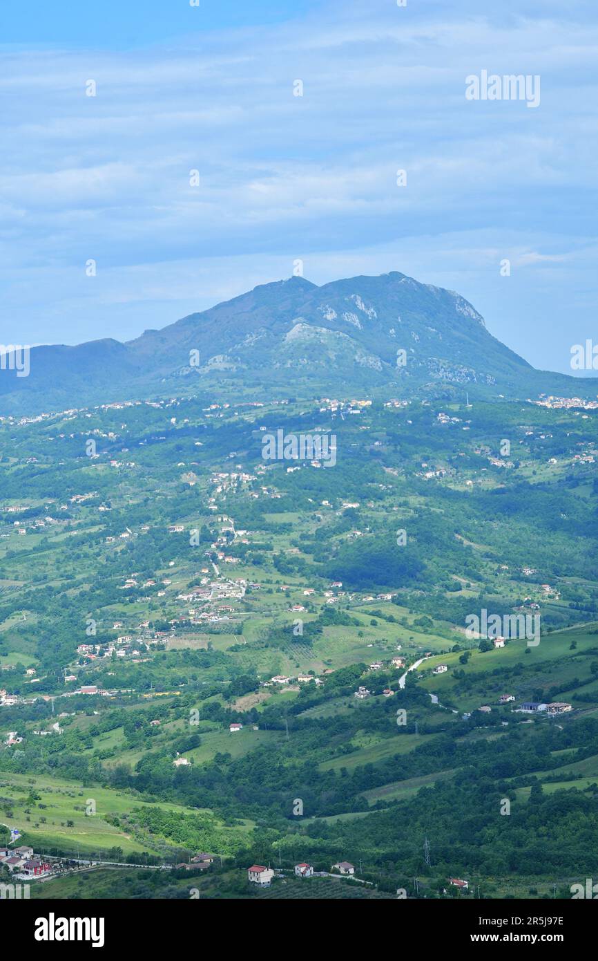Vue sur la campagne caractéristique de la province d'Avellino, Italie. Banque D'Images