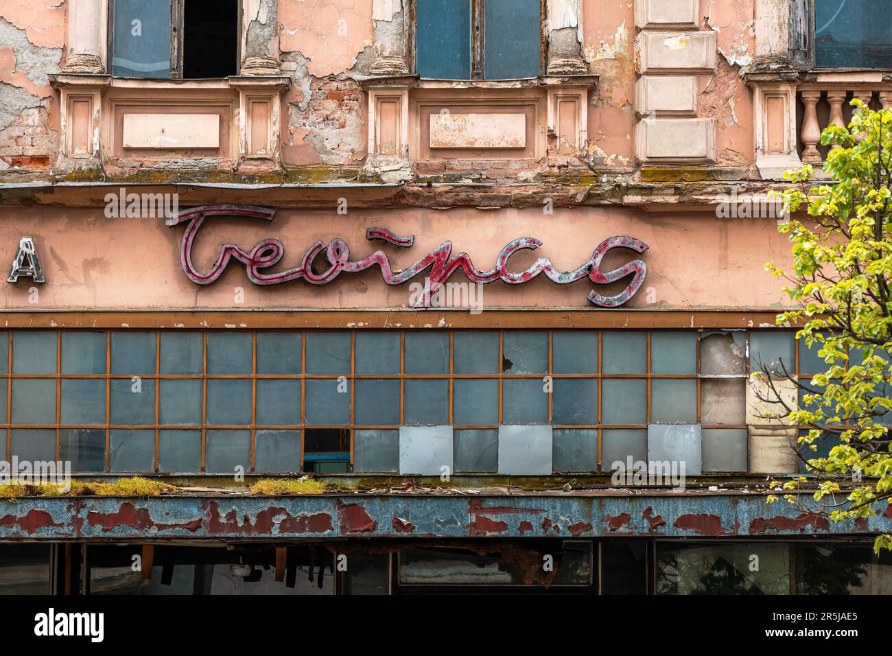 Zrenjanin, Serbie - 29 avril 2023 : bâtiment détruit d'un ancien grand magasin fermé Beograd, célèbre marque de 1980s dans l'ex-Yougoslavie Banque D'Images