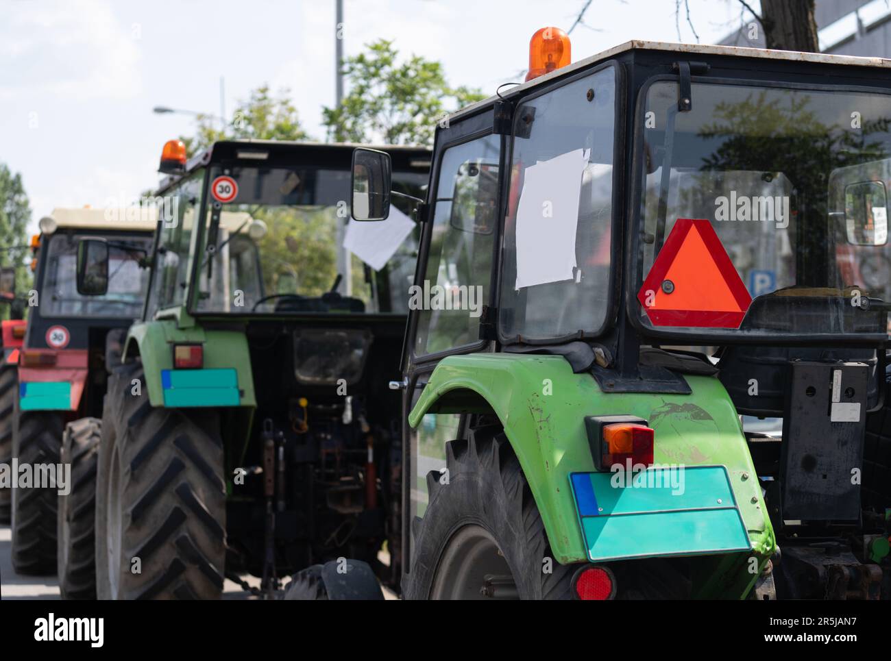 Les agriculteurs ont bloqué la circulation avec des tracteurs lors d'une manifestation Banque D'Images