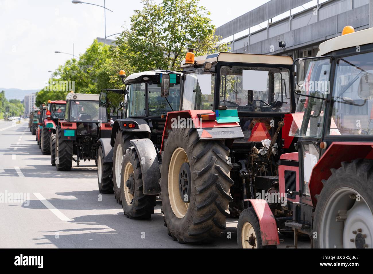 Les agriculteurs ont bloqué la circulation avec des tracteurs lors d'une manifestation Banque D'Images