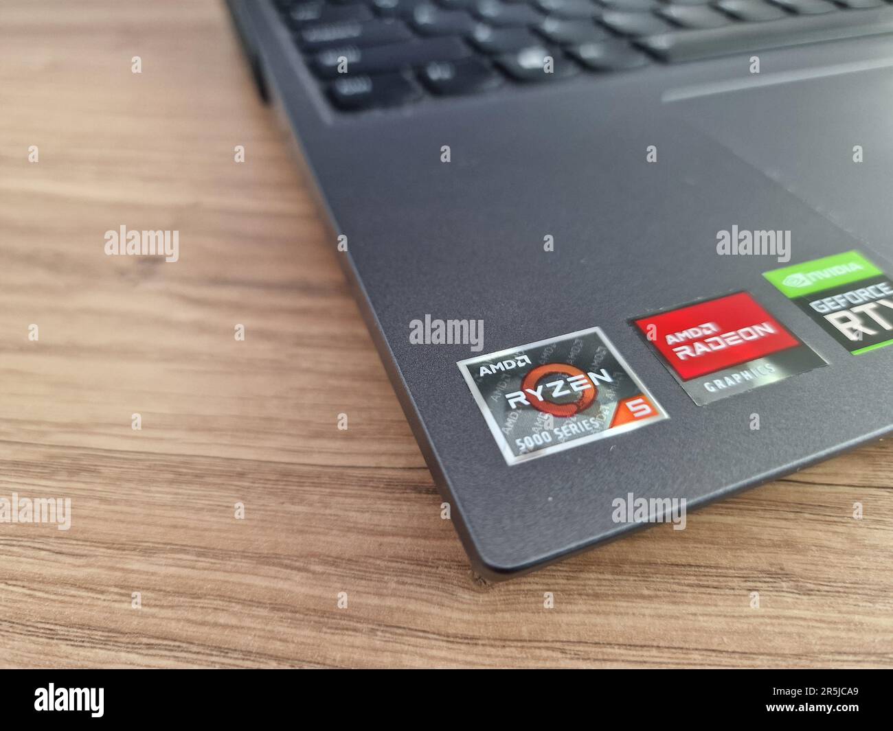 KONSKIE, Pologne - 28 mai 2023 : logo du processeur AMD Ryzen 5 affiché sur le clavier de l'ordinateur portable Banque D'Images