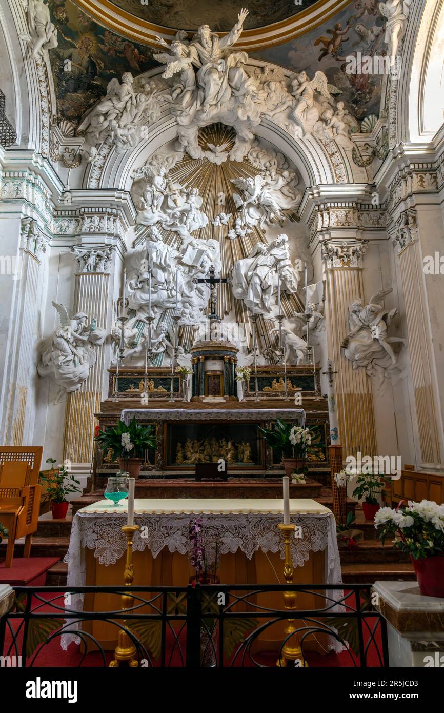 Monastère cistercien de l'Esprit Saint (Santo Spirito). L'autel de la nef dépeint la gloire de l'Esprit Saint. Créé par de Giacomo Serpotta à Agrigento, Banque D'Images