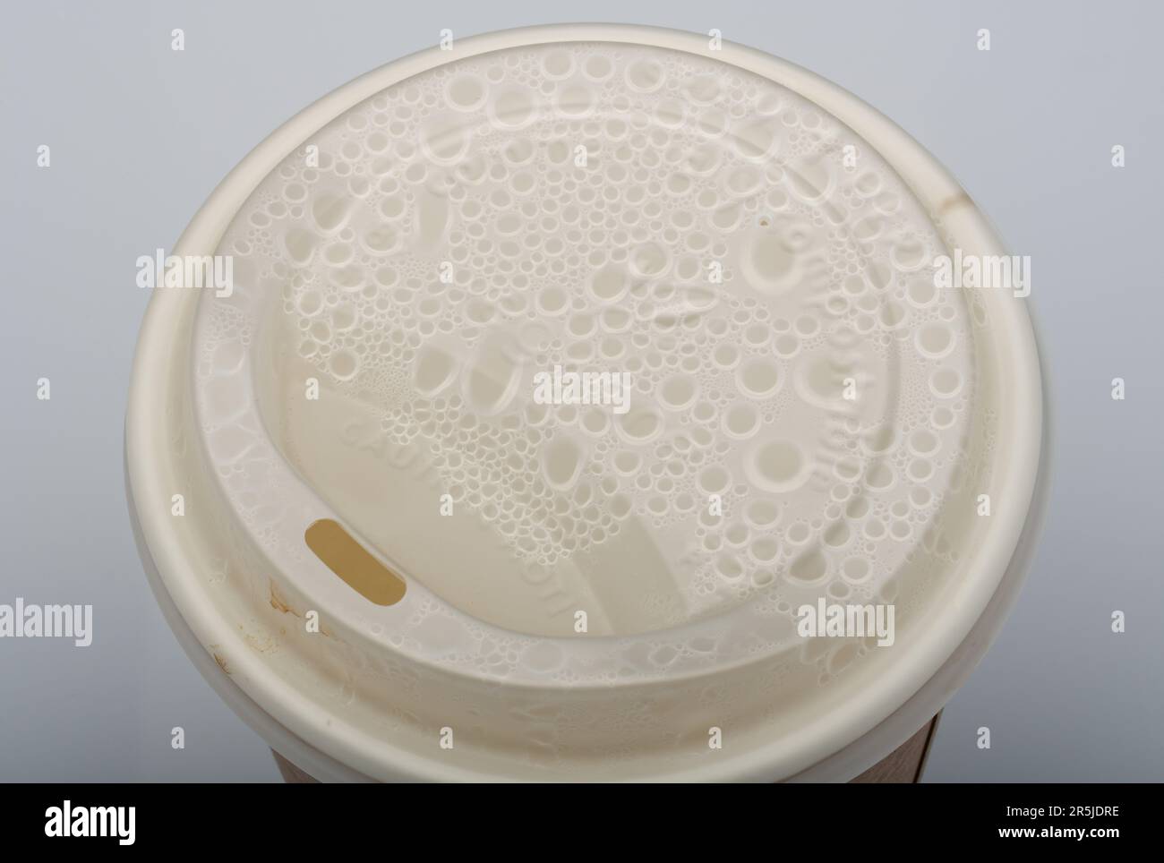 Couvercle de tasse à café avec condensation de gouttelettes de vapeur. Une tasse ou une tasse en papier à café jetable. Des gouttelettes de vapeur apparaissent à l'intérieur du couvercle. Banque D'Images