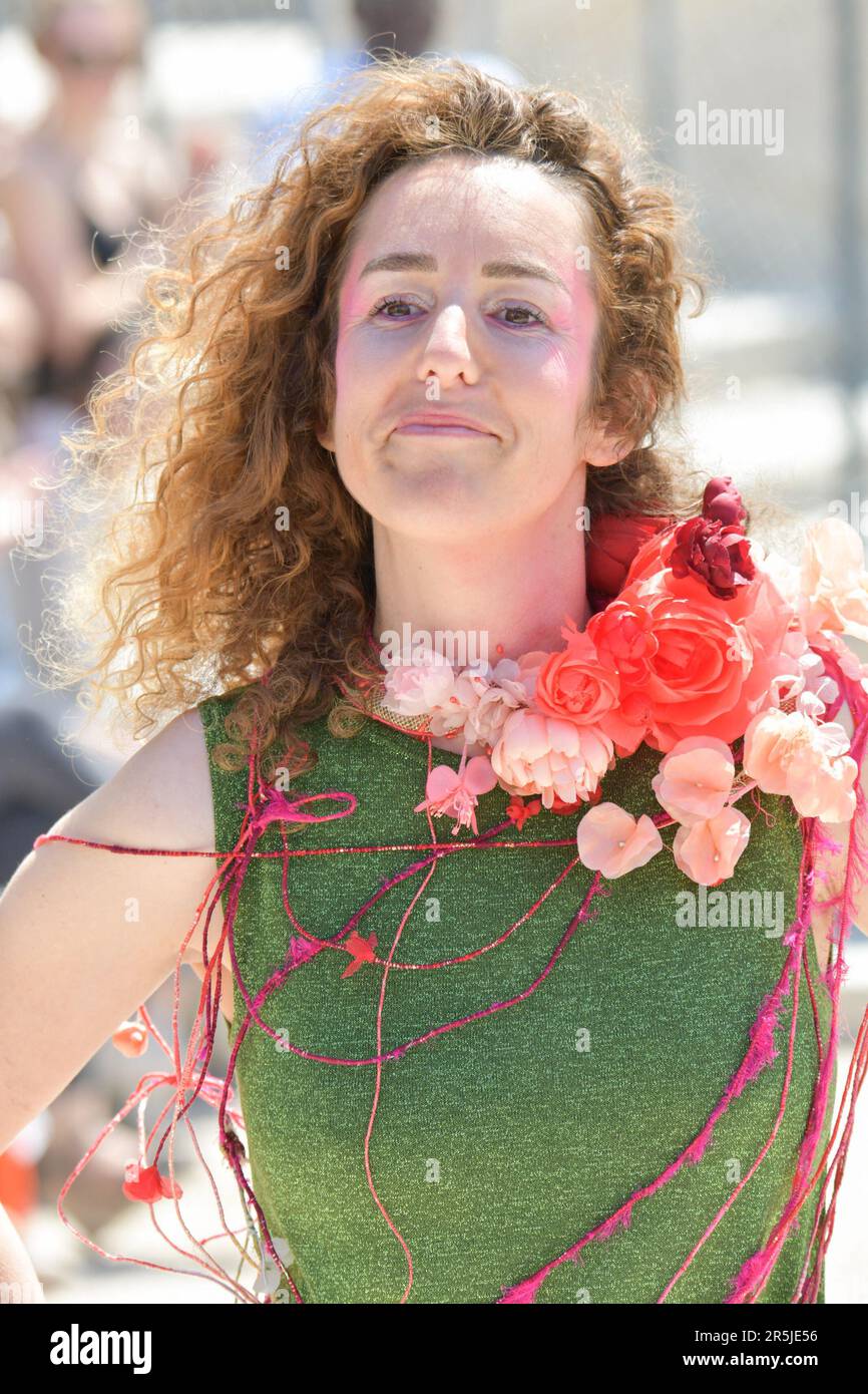 Paris, France. 04th juin 2023. Melanie Guisset, animateur de télévision RTBF de Melting Green, marche sur la piste lors de la première édition du Floral Fashion Show qui s'est tenu au jardin des Tuileries, sur 3 juin 2023, à Paris, France. Photo de Jana Me contacter J/ABACAPRESS.COM crédit: Abaca Press/Alay Live News Banque D'Images