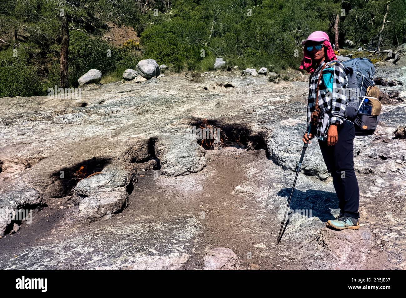 Yanartaş, la flamme éternelle, près des ruines Olympos le long de la voie lycienne, Cirali, Turquie Banque D'Images